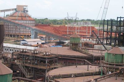 Brasil, Barcarena. Alunorte er i dag en av verdens største produsenter av råstoffet alumina. Hydro eier 34 prosent av selskapet. Produksjon av alumina. Nå kutter Hydro produksjonenmed 50 prosent.