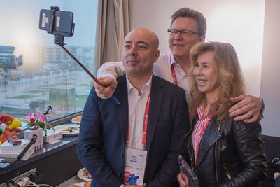 Selfie: poLightsjef Øyvind Isaksen tar bilde med  teknologidirektør Pierre Craen og COO  Marianne Sandal. Telefonen er en Google Pixel modifisert med TLens kameraer både foran og bak.