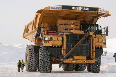 En Caterpillar 795, slurper i seg 400 liter diesel i timen på sin vei opp fra det 490 meter dype dagbruddet i Aitik-gruven utenfor Gällivare i Sverige.