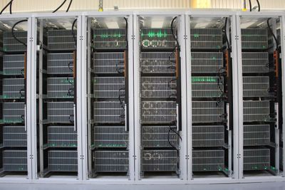 Illustrasjonsbilde: Servere i Bitfurys senter for bitcoinutvinning på Island. Det er uklart om det er dette senteret som har nå har blitt frastjålet mange servere.