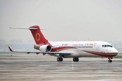 Et ARJ21-700 fra Chengdu Airlines etter landing i Shanghai på den første flygningen med passasjerer. Det skjedde 28. juni 2016.