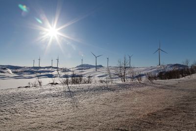 Støybegrensningen for norsk vindkraft er utformet slik at det i gjennomsnitt ikke skal overgå 46,4 dB. 