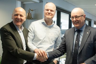 Konsernsjef Sigve Brekke i Telenor,  Thomas Ulleberg i Trådløse Trondheim og rektor Gunnar Bovim ved NTNU foresto den offisielle åpningen av det nye laboratoriet for tingenes Internett.