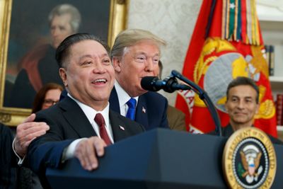 Vennligere tider: Broadcoms CEO Hock Tan omfavnes av USAs president Donald Trump da Tan i november 2017, under et besøk i det ovale kontor, kunngjorde at selskapets hovedkontor skal flyttes til USA.