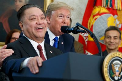 Vennligere tider: Broadcoms CEO, Hock Tan, ble omfavnet av USAs president Donald Trump da Tan i november 2017, under et besøk i Det ovale kontor, kunngjorde at Broadcoms hovedkontor skal flyttes til USA.