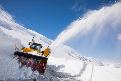 Fra opningen av fylkesvei 55 over Sognefjellet i fjor.tige maskinen. Målet er å få åpnet veien innen 2. mai.