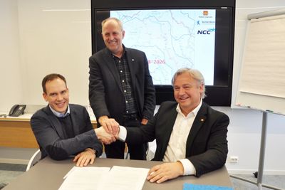Kontrakt signeres fra venstre: Direktør Anders Høvik i NCC, fylkesvaraordfører Olav Skinnes og Kjell Inge Davik