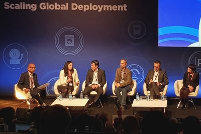 Paneldebatten under 6th IoT Summit ble ledet av Mohammad Chowdhury fra PWC. Øvrige deltakere (fra venstre): Lory Thorpe fra Vodafone, Andrés Padilla (Telefónica), Cameron Coursey (AT&T), Johannes Kaumans (Deutsche Telekom) og Shen Hong Qun (China Mobile).