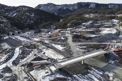 Dette dronebildet fra Statens vegvesen viser hvordan deler av strekningen ser ut akkurat nå.