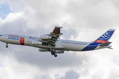 ILLUSTRASJONSBILDE: Alle de ansatte hos flyprodusenten Airbus skal ta i bruk Google G Suite i stedet for Microsoft Office. Bildet viser en spesiell testutgave av Airbus A340.