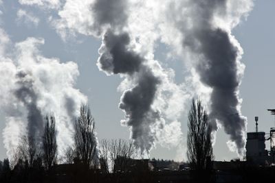 Etter en rask nedgang fram til 2014 stabiliseres nå EUs utslipp av CO2, skriver bidragsyter Øystein Noreng. Illustrasjonsfoto: Colourbox
