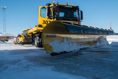 Dette skal, etter det Semcon kjenner til, være verdens første automatiserte brøytebil demonstrert på snø. Mandag fikk den prøve seg på Fagernes lufthavn.