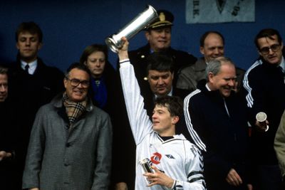 Karl Petter Løken med kongepokalen etter cupfinaleseieren mot Lillestrøm i 1992.