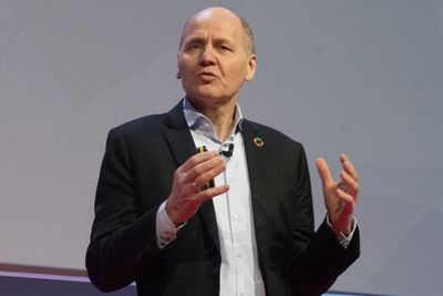 Telenor-sjef Sigve Brekke selger ut virksomheter i Europa med en gevinst på tre milliarder kroner, ifølge selskapet selv.