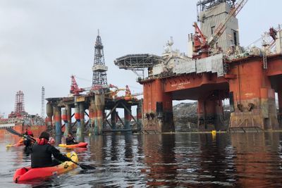 To aktivister fra Greenpeace har bordet riggen West Hercules, som skal til Barentshavet på oppdrag for Statoil.