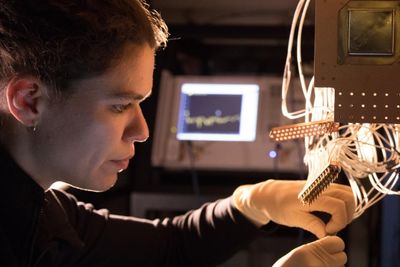ILLUTRASJONSBILDE: Forskeren Marissa Giustina installerer en Bristlecone-brikke med 72 qubit ved Googles Quantum AI Lab i Santa Barbara, California.