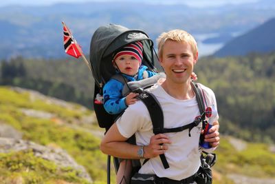 Hans Kristian Flaatten programmerer mye på fritiden. Likevel rekker han ofte å ta med familien på tur i skog og mark.