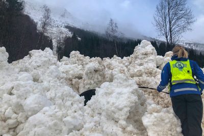 Et fem meter høyt snøskred sperrer søndag E39 ved Hornindalsvatnet i Sogn og Fjordane.