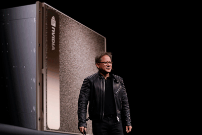 Nvidia-sjef Jensen Huang viser frem DGX-2, som har en ytelse på 2 TFLOPS.