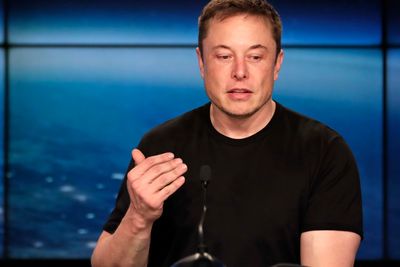 Tesla-grunnlegger Elon Musk har litt å slite med om dagen.