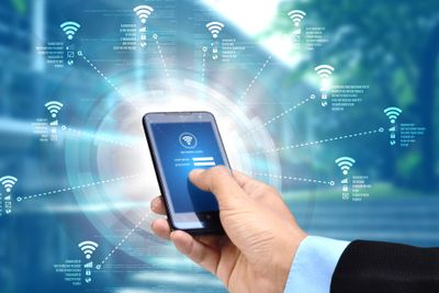 Flere enheter med wifi-støtte kringkaster blant annet navnet på alle wifi-aksesspunkter de kjenner fra før. Det kan brukes til å kartlegge brukerne av enhetene.