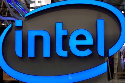 ILLUSTRASJONSBILDE: Intel-logo ved standen til Intel under Cebit-messen i 2017.