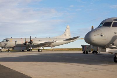 To P-3 Orion overvåkingsfly står parkert på Andøya flystasjon. Regjeringen har vedtatt å legge ned flystasjonen når de nye flyene fases inn på Evenes. Opposisjonen på Stortinget, med Senterpartiet i spissen, jobber nå for en omkamp.