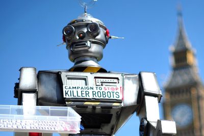 ILLUSTRASJONSBILDE: En «drapsrobot» fotografert like ved Big Ben i London under en kampanje i 2013 for å forby autonome våpen.