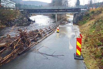 Stien bru ble ødelagt under flommen i fjor.