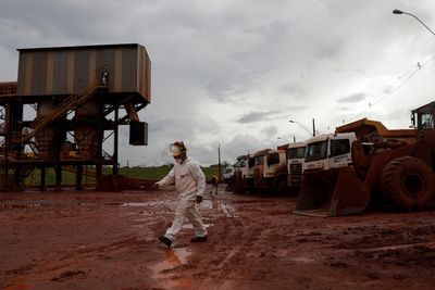 En arbeider går gjennom et avstengt område som er en del av DRS2-bauxitt-avfallslageret til Hydro Alunorte i Brasil.