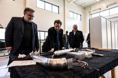 CEO Leif Johan Holand i Griff Aviation viser fram dronefabrikken til næringsminister Torbjørn Røe Isaksen.