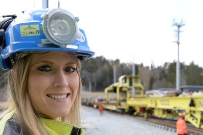 Emilie Aas Enger var 27 år gammel og fersk sivilingeniør da Bane Nor håndplukket henne til jobben som prosjekteringsleder for jernbaneteknikk på Vestfoldbanen.