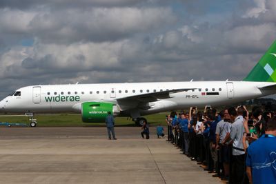 Det første E190-E2-flyet taues til mottaksseremonien på Embraer-fabrikken i forrige uke. I dag lander LN-WEA på norsk jord for første gang.