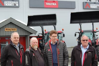 Fra den første overleveringene av Valtraene fra Akergus Traktor. Fra v. Per Ivar Hveem fra Akershus Traktor, Atle Sjøn og Per Anders Gjørsli fra Veidekke, og selger Ola Vasaasen i Akershus Traktor.