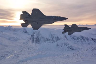 Også de norske F-35A-flyene, her over Rondane i desember, er rammet av produksjonsfeilen som ble oppdaget i fjor. Nå forhandles det om hvem som skal betale for reparasjonene.
