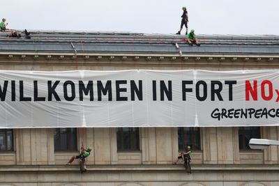 Greenpeace-aktivister fester et banner med teksten «Velkommen til fort NOx» på det tyske føderale transportdepartementets bygning i Berlin i august i fjor.