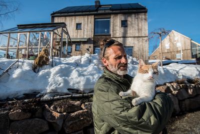 Etter tre og et halvt år med problemer har Aron Ljung endelig fått et hus hvor elsystemet fungerer. Men systemet har samme svakhet som førte til store problemer og mye ekstraarbeid tidligere i år.