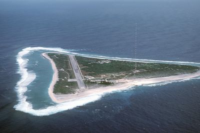 Minamitori er den sørligste japanske øyen. Korallatollen er i dag en værobservasjonspost.