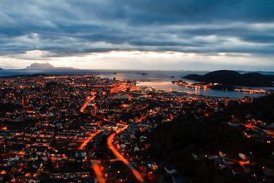 Dips har sitt hovedkontor vendt ut mot havet i Rønvika i Bodø. Selskapet ble startet i en kjeller hos Nordlandssykehuset en gang på 80-tallet.