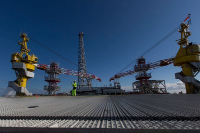 Goliat-feltet, NOR 20160418.
Den 65.000 tonn tunge Goliatplattformen ble bygget i Sør-Korea og tauet til Barentshavet der den nå produserer den første oljen fra oljeprovinsen i nord.
Foto: Jan-Morten Bjørnbakk / NTB scanpix