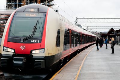 Tog til Larvik på Skøyen stasjon utenfor Oslo.