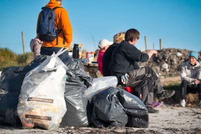 Plastsøppel på en strand. Foto: Børge Sandnes/Colourbox