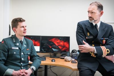 Christer Lunde Gjerstad (t.v) og Erik Myrvang Salvador jobber ved IMPS som er et supplement til den sivile spesialisthelsetjenesten og driver blant annet behandling av veteraner og soldater som fortsatt tjenestegjør. 