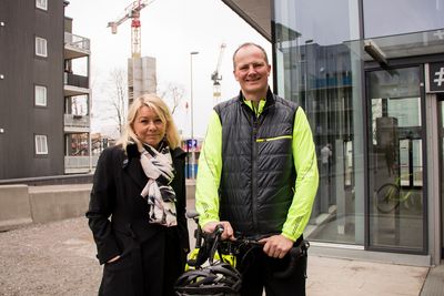 Kommunal- og moderniseringsminister Monica Mæland og samferdselsminister Ketil Solvik-Olsen ved Løren T-banestasjon.