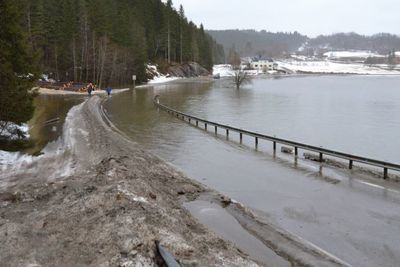 Strekningen har flere ganger blitt oversvømt på grunn av flomvann fra Namsen. 