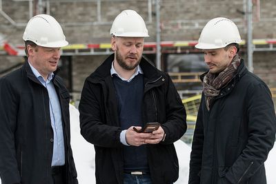 Jon Christian Hillestad (Telia), Frank Wehus (Effera) og Andreas Karlsson (Telia Next) studerer løsningen som skal gi løpende kontroll over personell og utstyr på byggeplasser.