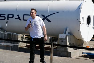 Elon Musk blar opp for  boreselskap som jobber med hyperloop-prosjektet hans. 