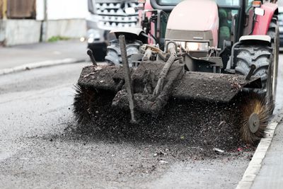 Det ligger igjen store mengder grus og støv etter vinteren. Forholdene skaper dårlig luft. Rundt flere av landets byer er det varslet rødt nivå på luftkvaliteten. Det anbefales at syke og barn med luftveisproblemer er forsiktige utendørs.