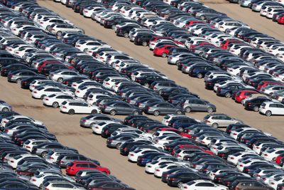 Gjenkjøpte dieselbiler stuet vekk på en «gravplass» i en ørken i California. Volkswagen har kjøpt tilbake 350.000 biler fra amerikanske kunder. 