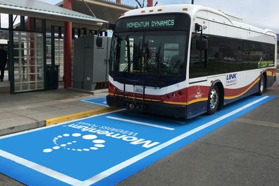 En 200 kW trådløs lader integrert i asfalten ved ett av Link Transits busstopp.